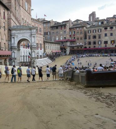 Palio di Siena, caduta choc per Tittia dopo la vittoria: si scontra con i festeggianti e finisce in ospedale