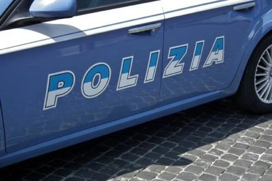 Auto della polizia italiana durante un intervento