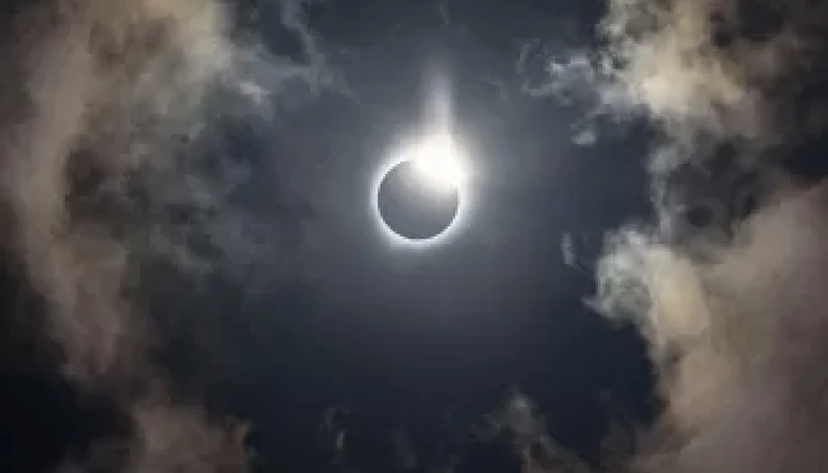 eclissi solare oggi lo spettacolo nel cielo dove e a che ora vederla in italia da Tvzap.it eclissi solare oggi lo spettacolo nel cielo dove e a che ora vederla in italia