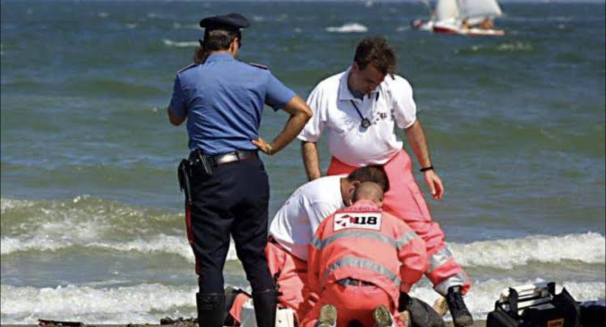 malore al mare muore in spiaggia davanti ai suoi familiari da Tvzap.it malore al mare muore in spiaggia davanti ai suoi familiari