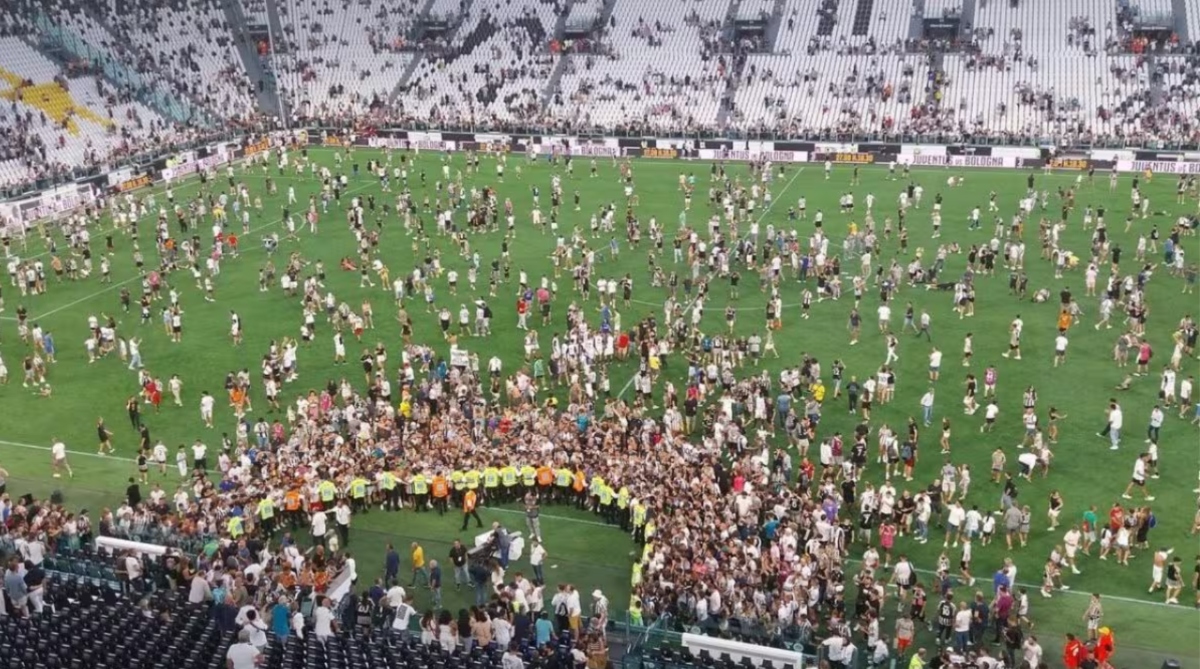 juve invasione di campo durante la partita il calciatore scaraventato a terra video da Tvzap.it juve invasione di campo durante la partita il calciatore scaraventato a terra video