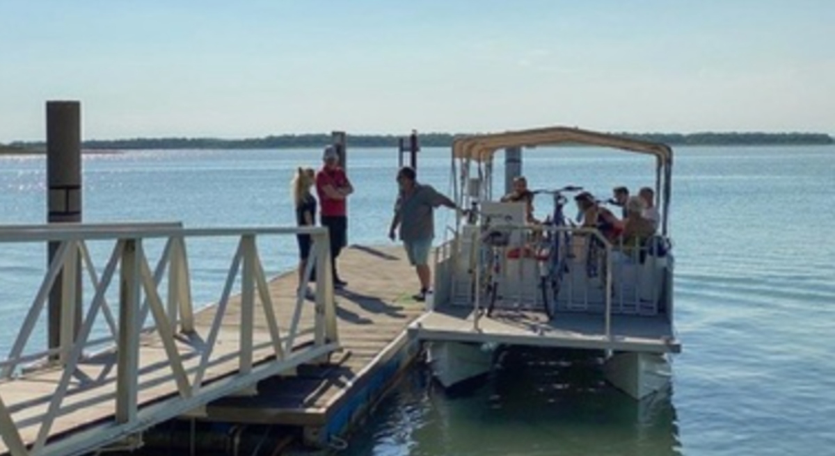 buttato in mare dai maranza mentre pesca da un pontile ferito un ottantenne da Tvzap.it buttato in mare dai maranza mentre pesca da un pontile ferito un ottantenne