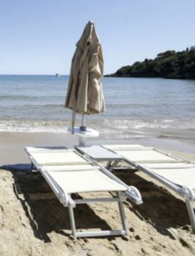 Spunta un oggetto misterioso sulla spiaggia in Italia, bagnanti a bocca aperta