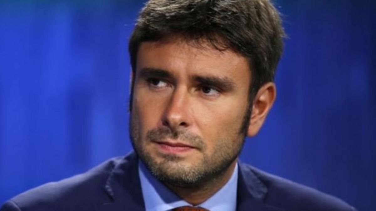 alessandro di battista rompe il silenzio sui social le sue parole da Tvzap.it alessandro di battista rompe il silenzio sui social le sue parole