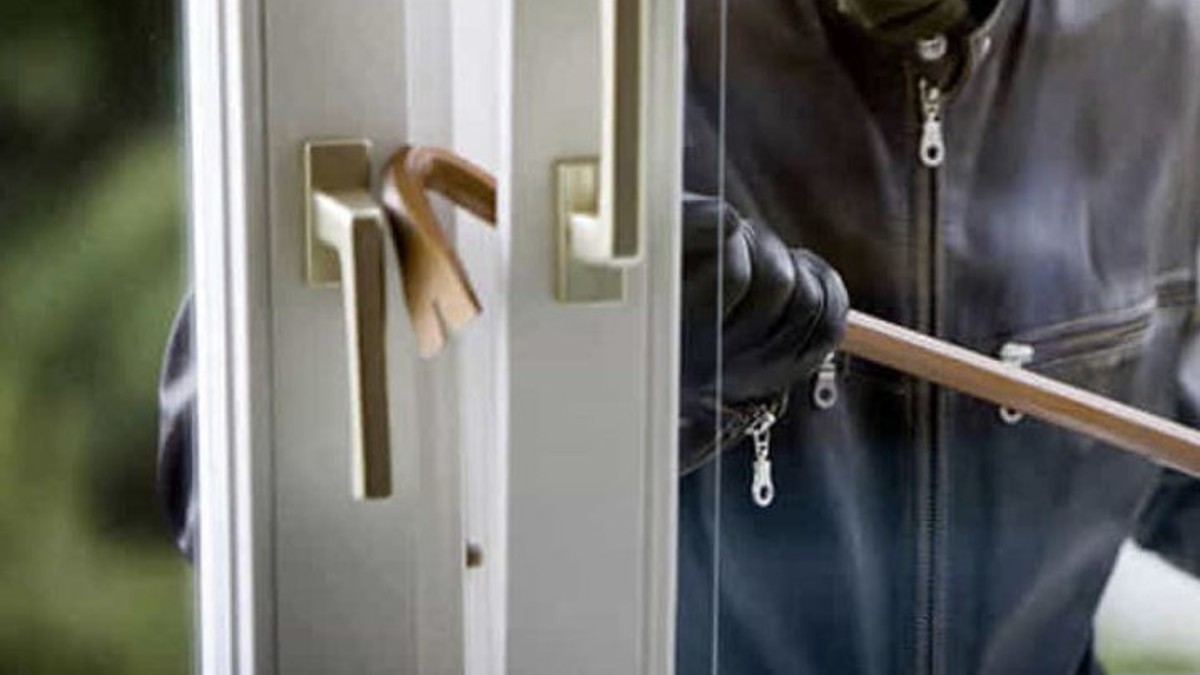 ladri in casa il proprietario li insegue e si fa giustizia da solo cos8217232 successo da Tvzap.it ladri in casa il proprietario li insegue e si fa giustizia da solo cos8217232 successo