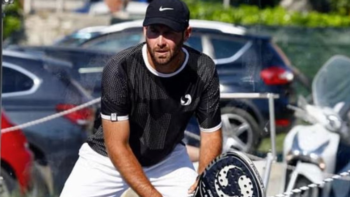Bordighera, schianto scooter-bus: morto a 28 anni il maestro di tennis Tiberio Camurri, gravissima l'amica