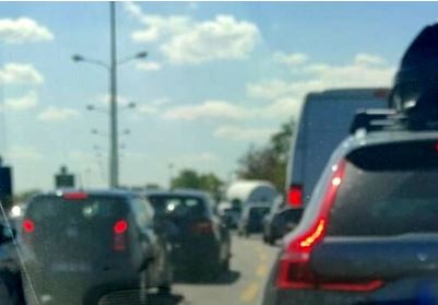 Incidente sulla statale 16 a Bari: auto si ribalta dopo il tamponamento, traffico bloccato a Ferragosto