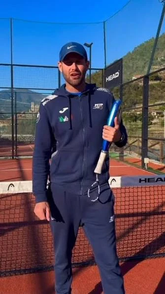 Bordighera, schianto scooter-bus: morto a 28 anni il maestro di tennis Tiberio Camurri, gravissima l'amica