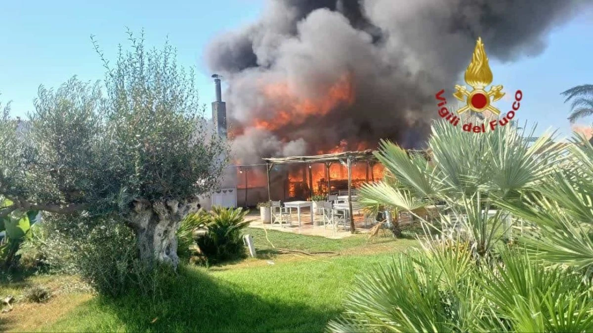 incendio nel lido le fiamme divorano lo stabilimento paura tra i bagnanti da Tvzap.it incendio nel lido le fiamme divorano lo stabilimento paura tra i bagnanti