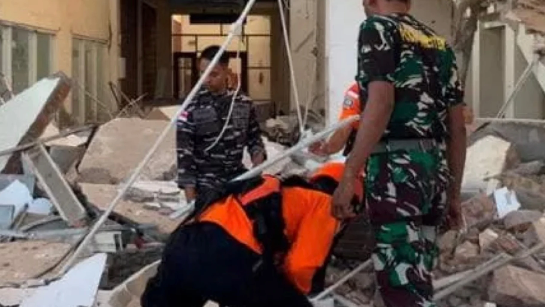 terremoto terribile scossa di magnitudo 77 ci sono morti da Tvzap.it terremoto terribile scossa di magnitudo 77 ci sono morti