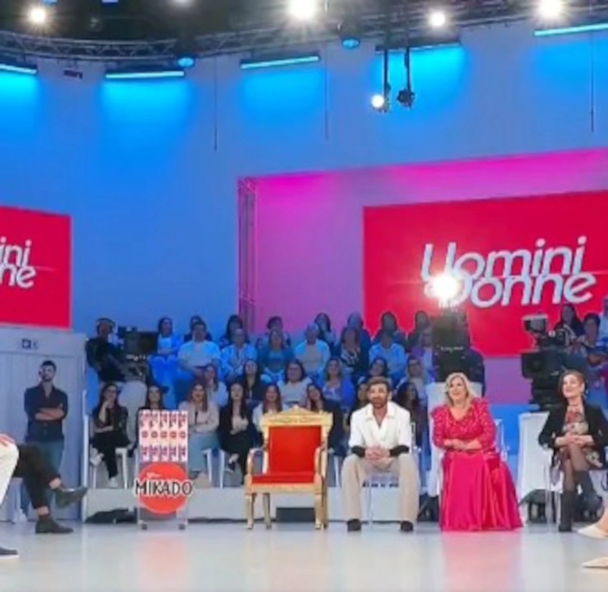 cacciata in tronco uomini e donne la protagonista assoluta 232 fuori clamoroso da Tvzap.it cacciata in tronco uomini e donne la protagonista assoluta 232 fuori clamoroso