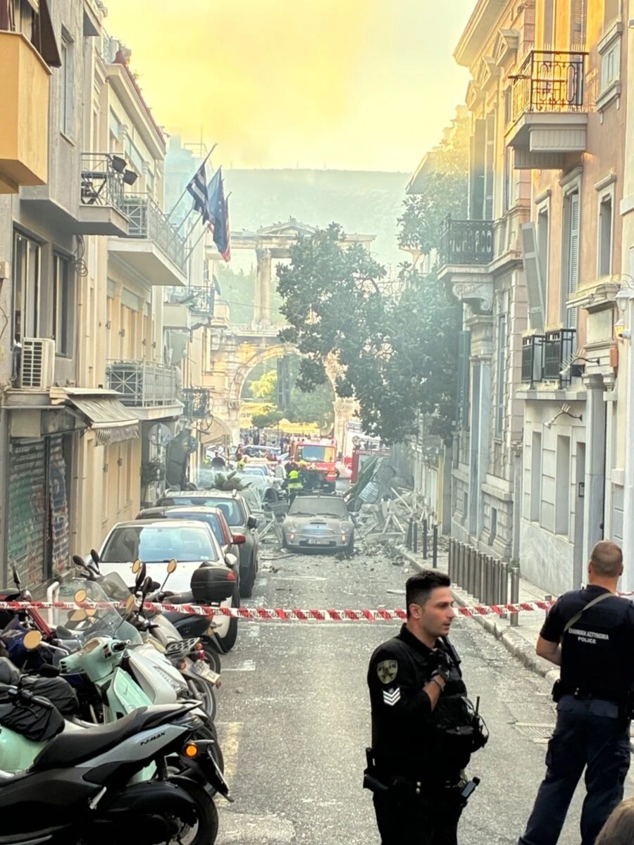 tragedia in centro crolla palazzina si cercano dispersi tra loro turisti soccorsi sul posto da Tvzap.it tragedia in centro crolla palazzina si cercano dispersi tra loro turisti soccorsi sul posto