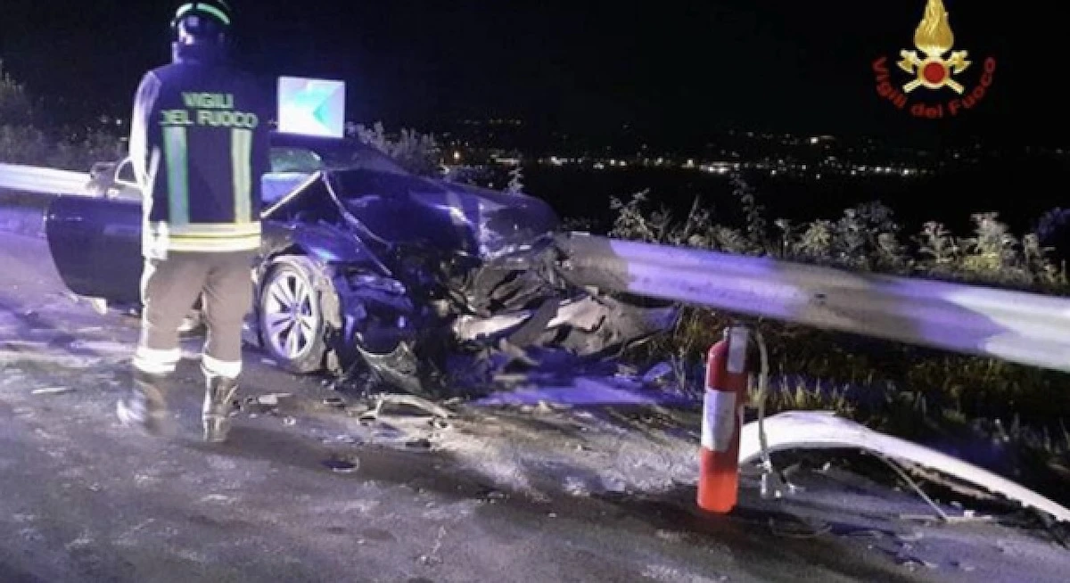 schianto violentissimo nella notte tutti giovani morte atroce da Tvzap.it schianto violentissimo nella notte tutti giovani morte atroce