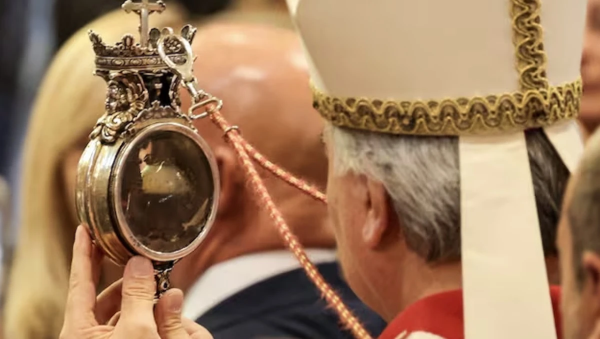 miracolo di san gennaro colpo di scena in chiesa fedeli senza parole da Tvzap.it miracolo di san gennaro colpo di scena in chiesa fedeli senza parole