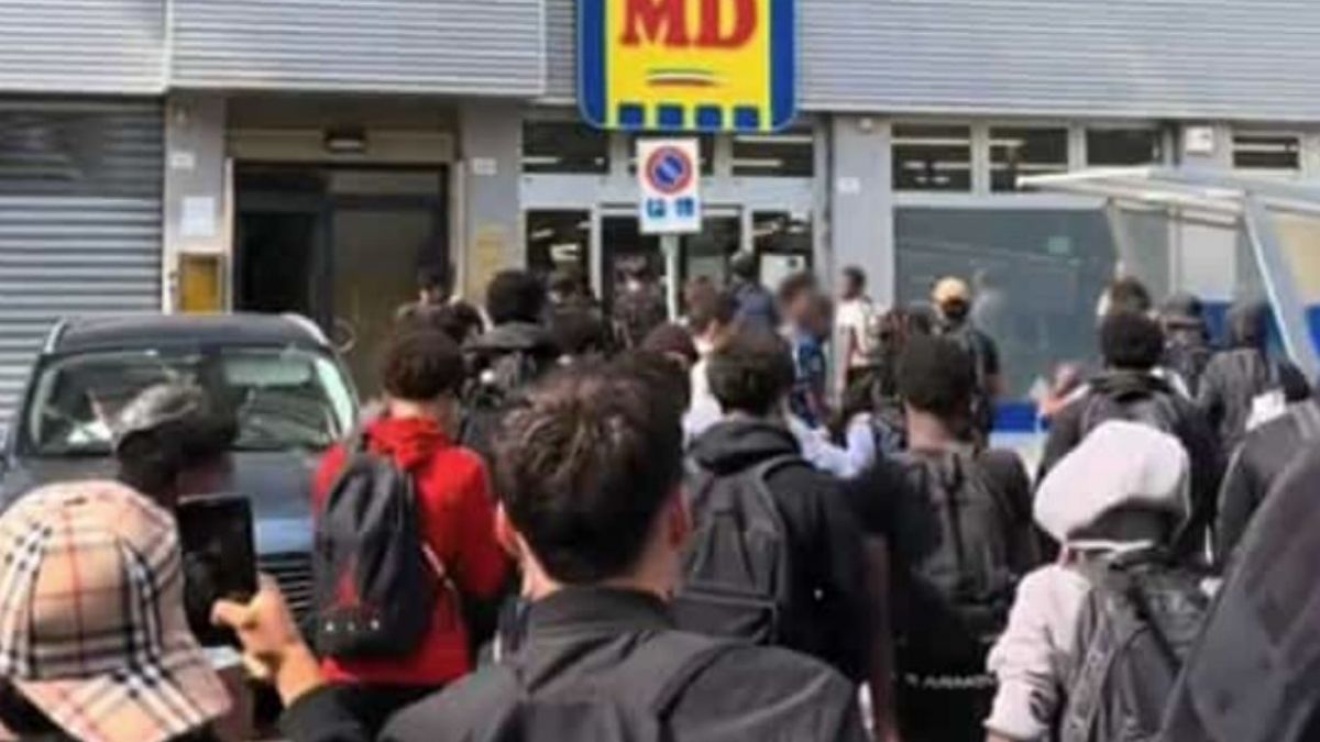 escono da scuola e saccheggiano un supermercato hanno rubato e fatto i video da Tvzap.it escono da scuola e saccheggiano un supermercato hanno rubato e fatto i video