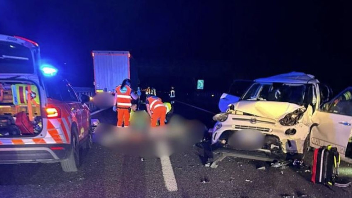 dramma in autostrada tir piomba su tre auto ferme dopo un tamponamento da Tvzap.it dramma in autostrada tir piomba su tre auto ferme dopo un tamponamento