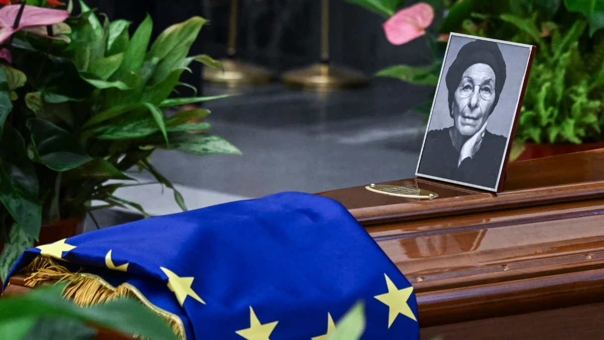 funerali emma bonino 232 appena successo davanti al feretro sotto gli occhi di tutti da Tvzap.it funerali emma bonino 232 appena successo davanti al feretro sotto gli occhi di tutti