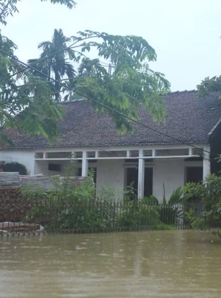 Alluvione in Vietnam, oltre 16mila case sommerse: morti, strade interrotte e danni ingenti