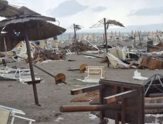 Maltempo in Italia, violenta tromba d’aria: “Tutto distrutto”