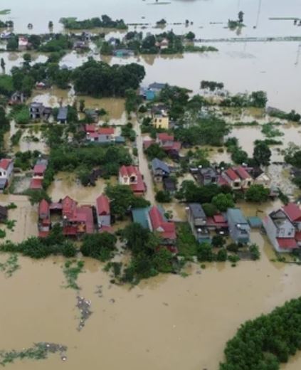Alluvione in Vietnam, oltre 16mila case sommerse: morti, strade interrotte e danni ingenti