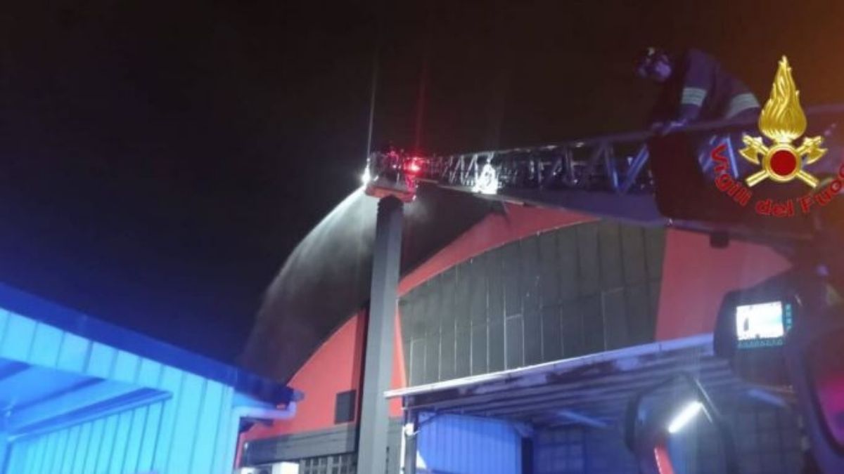 maxi incendio nella notte in italia tutto distrutto da Tvzap.it maxi incendio nella notte in italia tutto distrutto