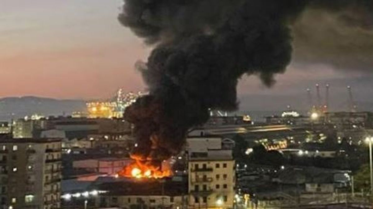 maxi incendio poco fa nube di fumo visibile per chilometri da Tvzap.it maxi incendio poco fa nube di fumo visibile per chilometri