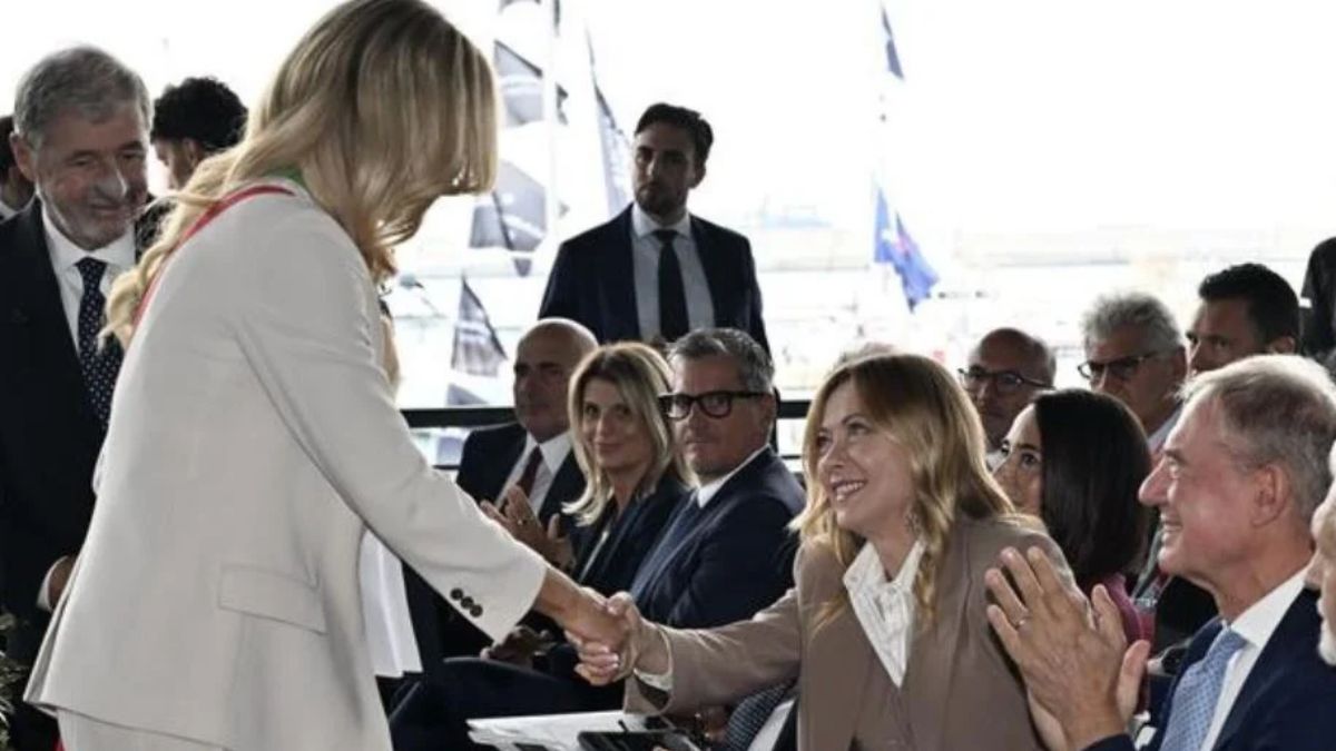 silvia salis stringe la mano a meloni ma tutti notano un dettaglio imbarazzante video da Tvzap.it silvia salis stringe la mano a meloni ma tutti notano un dettaglio imbarazzante video