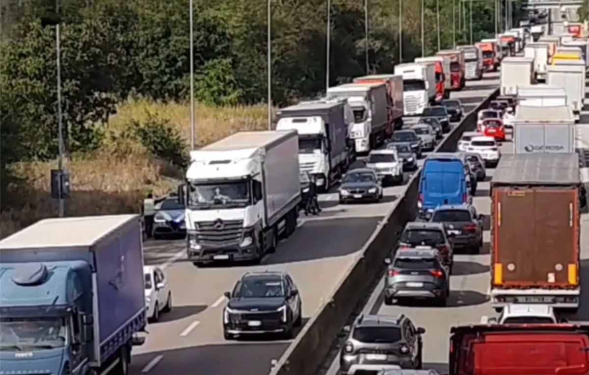caro carburanti camionisti bloccano l8217autostrada caos totale da Tvzap.it caro carburanti camionisti bloccano l8217autostrada caos totale