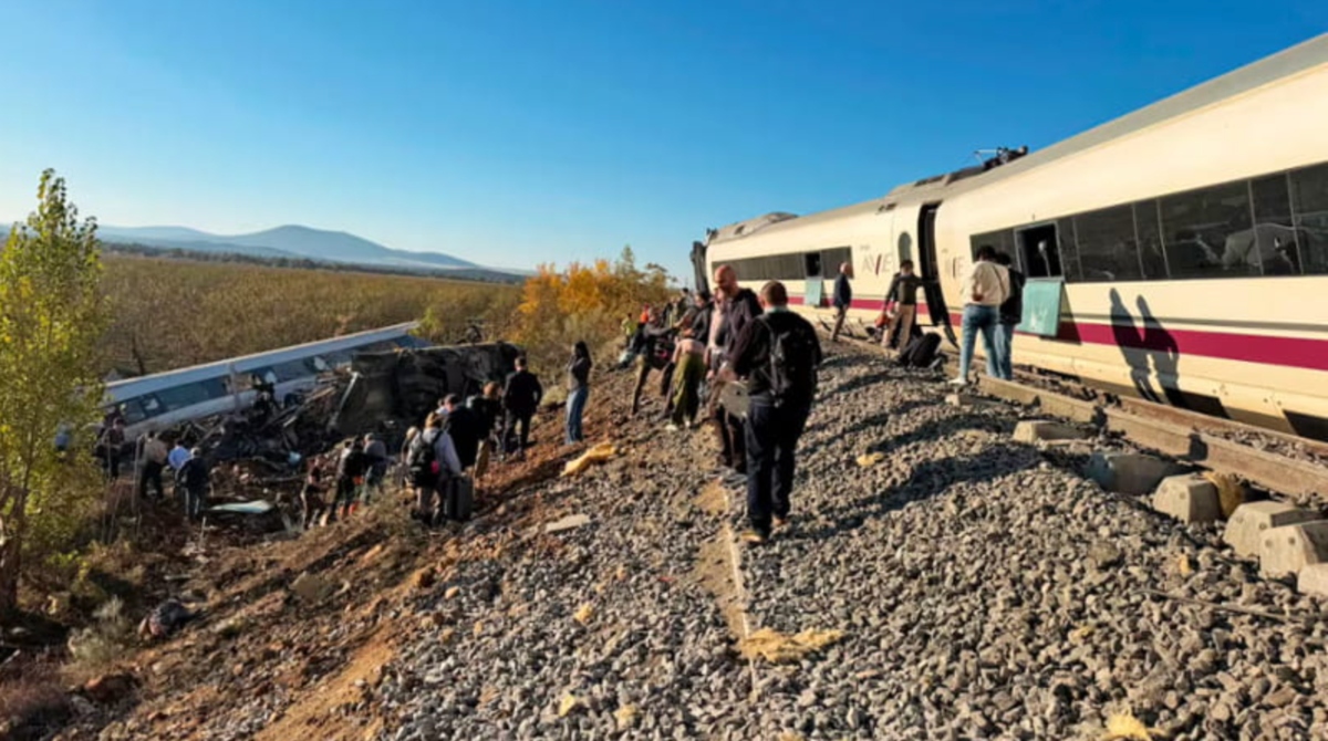 schianto tra due treni ad alta velocit224 ci sono morti vagoni precipitati da Tvzap.it schianto tra due treni ad alta velocit224 ci sono morti vagoni precipitati