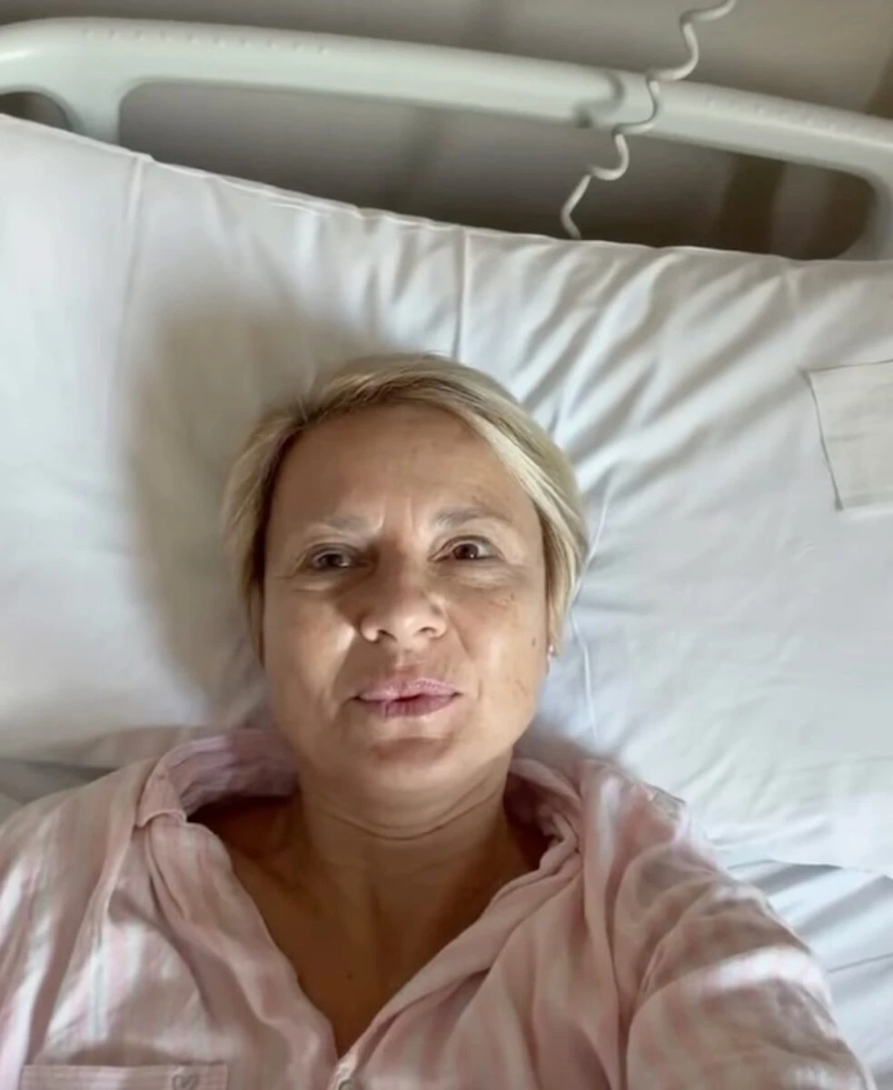 Antonella Elia, lacrime dopo l’intervento: la sorpresa di Adriana Volpe in ospedale