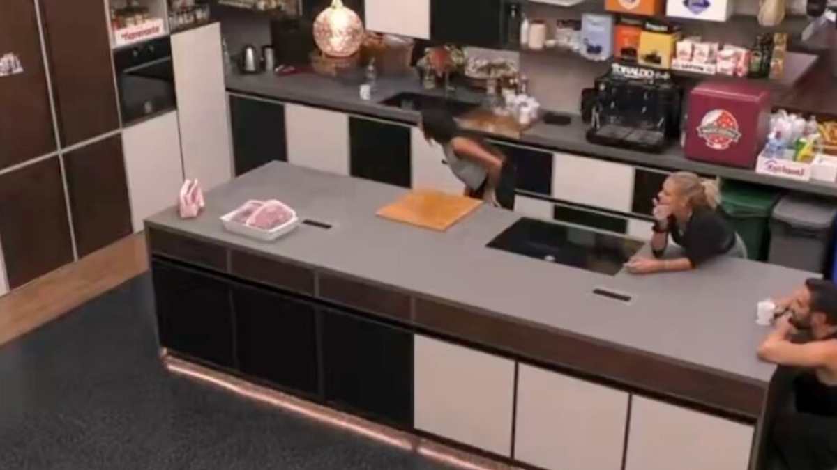 lasciami il bagno subito shock al gf vip andreas muller fa il disastro finisce malissimo da Tvzap.it lasciami il bagno subito shock al gf vip andreas muller fa il disastro finisce malissimo