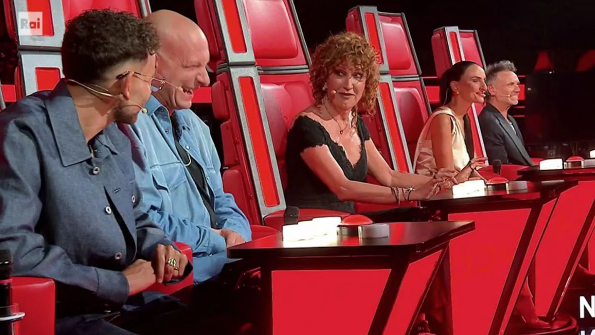 non vedete chi 232 sorpresa a the voice senior si presenta sul palco ma nessuno lo riconosce da Tvzap.it non vedete chi 232 sorpresa a the voice senior si presenta sul palco ma nessuno lo riconosce