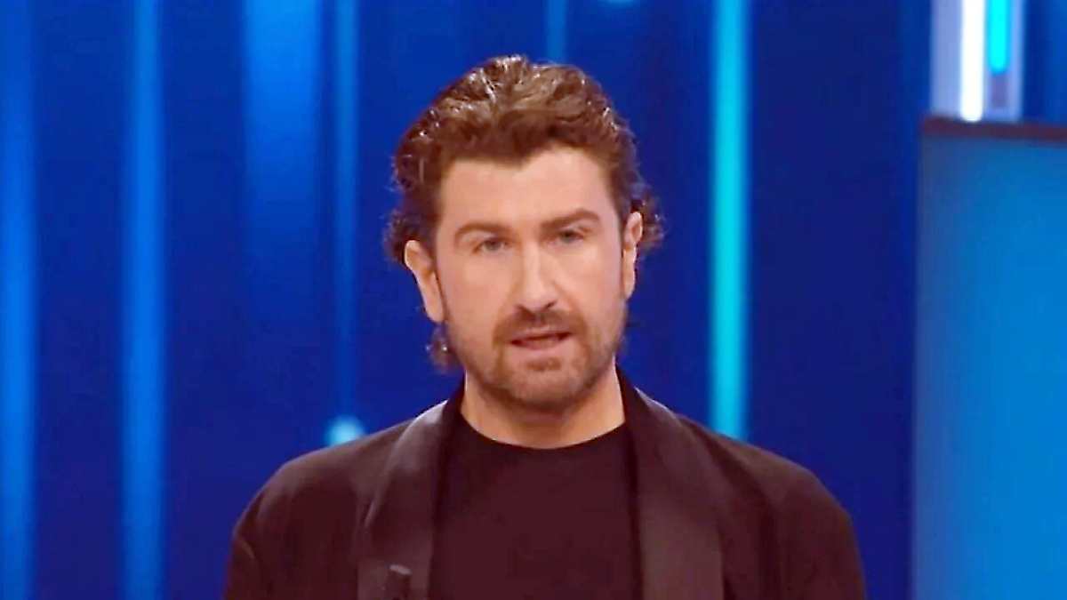 scusa carlo devo fare un annuncio tale e quale show alessandro siani gela il pubblico da Tvzap.it scusa carlo devo fare un annuncio tale e quale show alessandro siani gela il pubblico