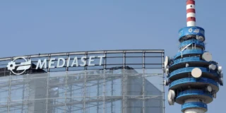 Logo Mediaset e immagine di repertorio legata ai palinsesti televisivi